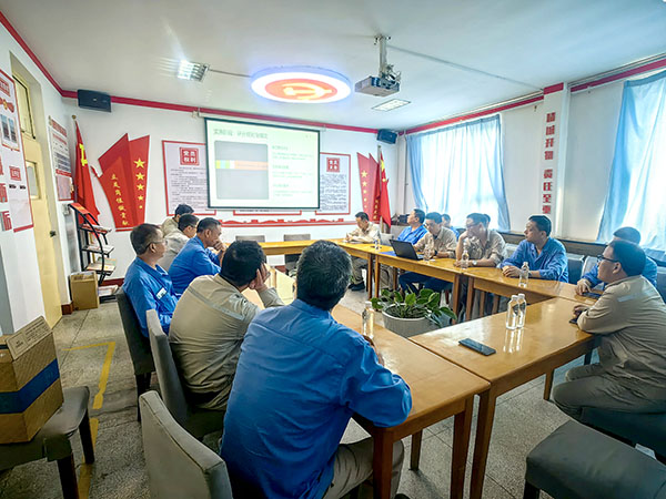 251756090615196521.jpg 動力車間評議小組正在進行民主評議.jpg