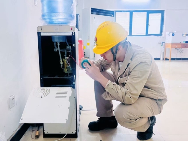 261756192297119119.jpg 2025年中期檢修,彬州公司電儀分部職工劉鵬遠修理飲水機.jpg