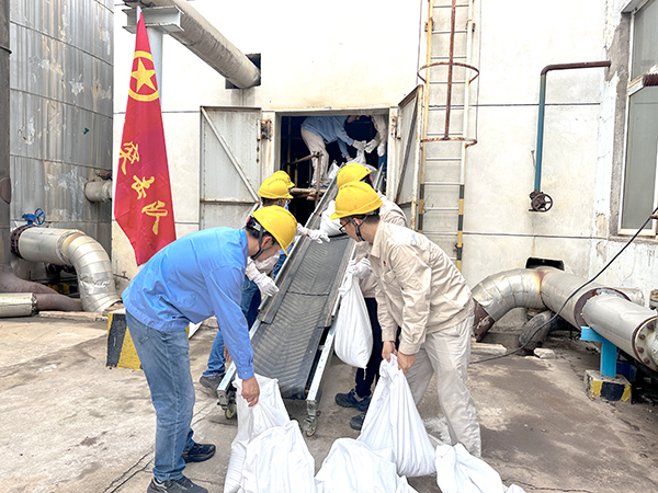 111757561353560456.jpg 9月10日,動力車間脫鹽水工段團員突擊隊正在裝填石英砂.jpg