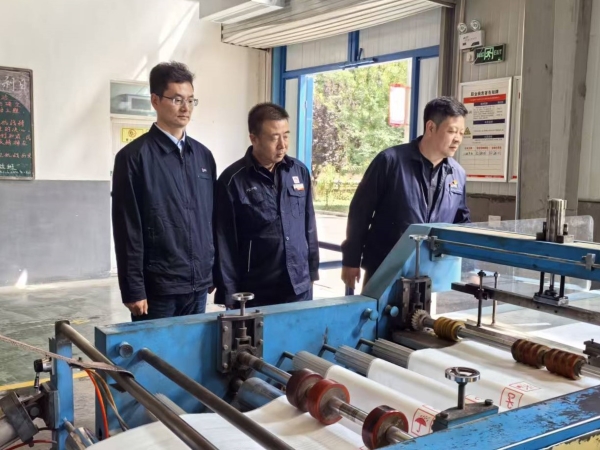 281759021338790212.jpg 9月22日,延長石油物流包裝制品分公司總經理在重載膜車間,結合生產實際,向渭河塑業考察人員詳解工藝與管理要點。.jpg