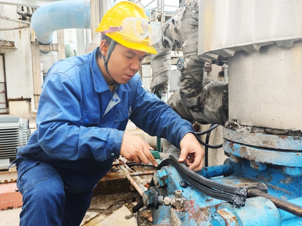 101760078176870648.jpg 李玄在檢修現場切割填料.jpg