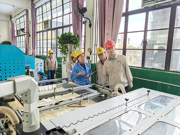 271761534221158697.jpg 黨支部書記帶隊(duì)的小組對(duì)生產(chǎn)流程細(xì)致排查   600.jpg